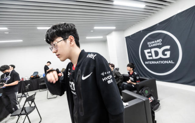 则能在裂隙 则能在裂隙